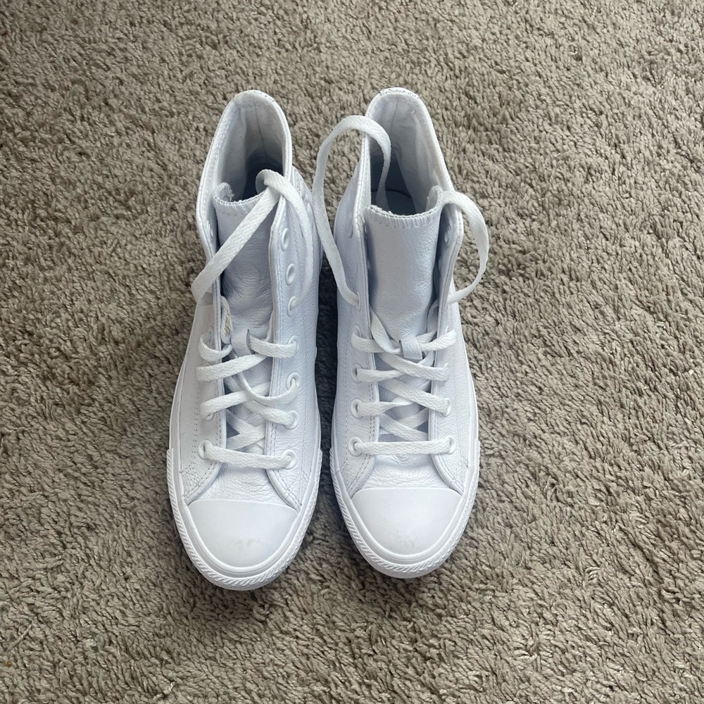 White leather converse! Women’s size 7